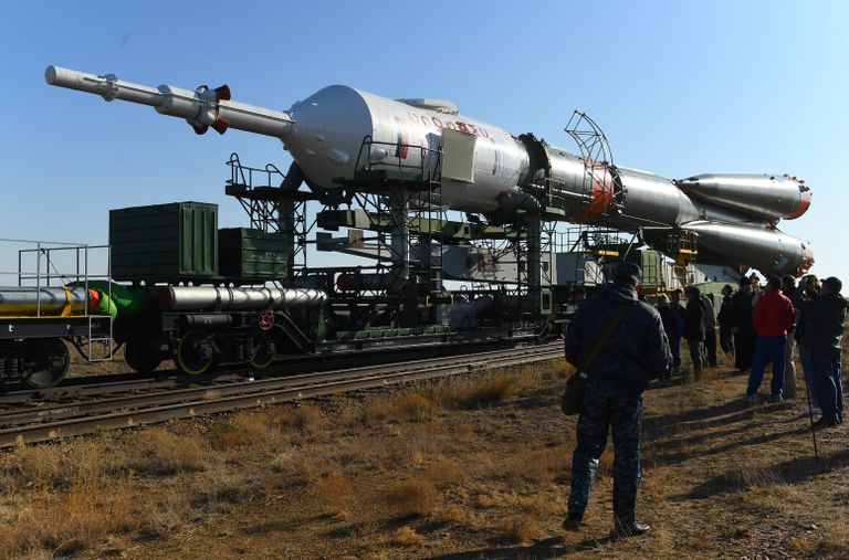 Транспортировка ракеты-носителя Союз-ФГ с пилотируемым кораблем Союз МС-15 на стартовую площадку космодрома Байконур Транспортировка ракеты-носителя Союз-ФГ с пилотируемым кораблем Союз МС-15 на стартовую площадку космодрома Байконур