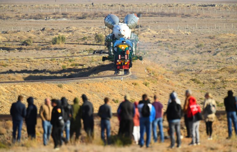Транспортировка ракеты-носителя Союз-ФГ с пилотируемым кораблем Союз МС-15 на стартовую площадку космодрома Байконур Транспортировка ракеты-носителя Союз-ФГ с пилотируемым кораблем Союз МС-15 на стартовую площадку космодрома Байконур