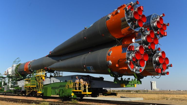 Транспортировка ракеты-носителя Союз-ФГ с пилотируемым кораблем Союз МС-15 на стартовую площадку космодрома Байконур Транспортировка ракеты-носителя Союз-ФГ с пилотируемым кораблем Союз МС-15 на стартовую площадку космодрома Байконур