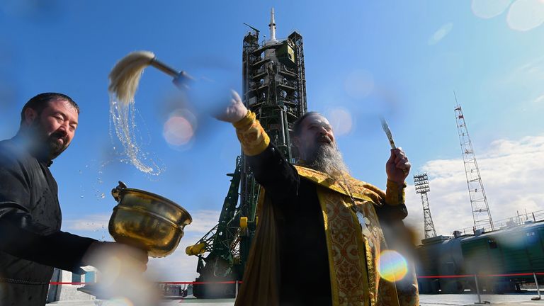 Духовник Роскосмоса отец Сергий (Сергей Бычков) во время обряда освящения ракеты-носителя Союз-ФГ с пилотируемым кораблем Союз МС-15 на стартовой площадке космодрома Байконур Духовник Роскосмоса отец Сергий (Сергей Бычков) во время обряда освящения ракеты-носителя Союз-ФГ с пилотируемым кораблем Союз МС-15 на стартовой площадке космодрома Байконур