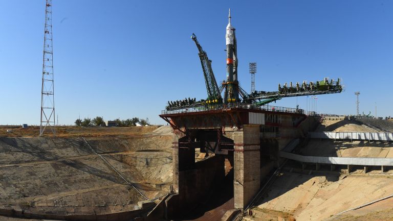 Установка ракеты-носителя Союз-ФГ с пилотируемым кораблем Союз МС-15 на стартовой площадке космодрома Байконур Установка ракеты-носителя Союз-ФГ с пилотируемым кораблем Союз МС-15 на стартовой площадке космодрома Байконур