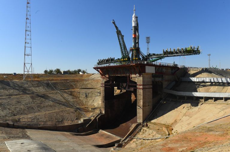 Установка ракеты-носителя Союз-ФГ с пилотируемым кораблем Союз МС-15 на стартовой площадке космодрома Байконур Установка ракеты-носителя Союз-ФГ с пилотируемым кораблем Союз МС-15 на стартовой площадке космодрома Байконур