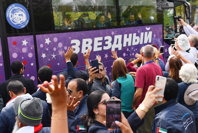 Члены основного экипажа МКС-61/62 в автобусе перед стартом ракеты-носителя Союз-ФГ с пилотируемым кораблем Союз МС-15 на космодроме Байконур Члены основного экипажа МКС-61/62 в автобусе перед стартом ракеты-носителя Союз-ФГ с пилотируемым кораблем Союз МС-15 на космодроме Байконур