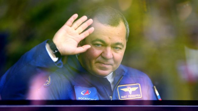 Член основного экипажа МКС-61/62 космонавт Роскосмоса Олег Скрипочка в автобусе перед стартом ракеты-носителя Союз-ФГ с пилотируемым кораблем Союз МС-15 на космодроме Байконур Член основного экипажа МКС-61/62 космонавт Роскосмоса Олег Скрипочка в автобусе перед стартом ракеты-носителя Союз-ФГ с пилотируемым кораблем Союз МС-15 на космодроме Байконур