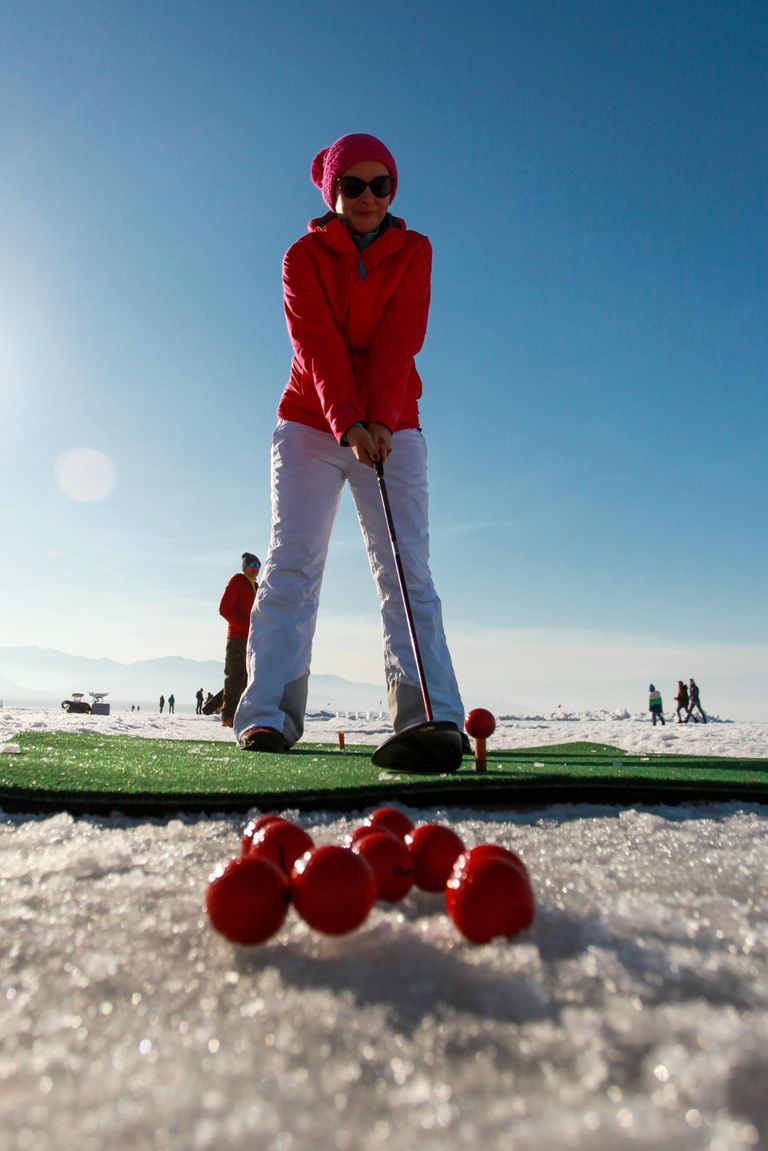 Участница международного турнира Baikal Ice Golf 2019 на льду озера Байкал в Иркутской области Участница международного турнира Baikal Ice Golf 2019 на льду озера Байкал в Иркутской области