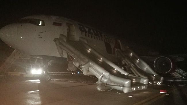 На месте жесткой посадки самолета Боинг 767-300 в аэропорту Барнаула На месте жесткой посадки самолета Боинг 767-300 в аэропорту Барнаула