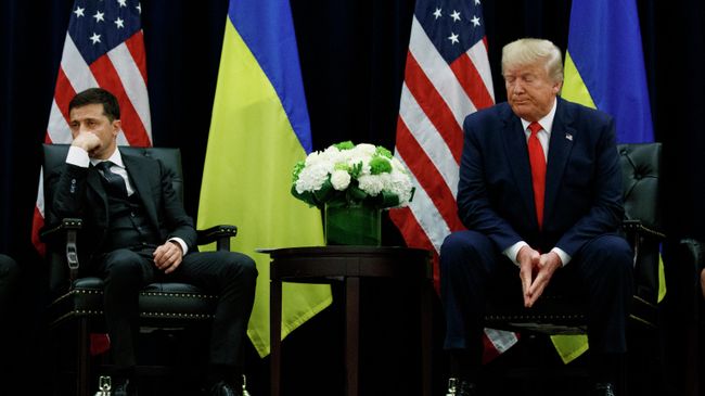 Президент Украины Владимир Зеленский и президент США Дональд Трамп во время встречи в Нью-Йорке, США. 25 сентября 2019 Президент Украины Владимир Зеленский и президент США Дональд Трамп во время встречи в Нью-Йорке, США. 25 сентября 2019