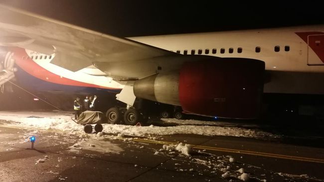 На месте жесткой посадки самолета Боинг 767-300 в аэропорту Барнаула На месте жесткой посадки самолета Боинг 767-300 в аэропорту Барнаула