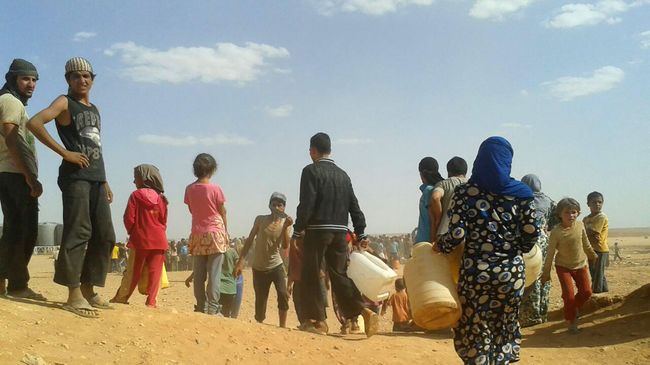 Сирийские беженцы в лагере Рукбан Сирийские беженцы в лагере Рукбан