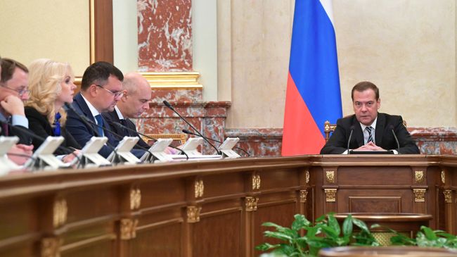 Председатель правительства РФ Дмитрий Медведев проводит совещание с членами кабинета министров РФ Председатель правительства РФ Дмитрий Медведев проводит совещание с членами кабинета министров РФ