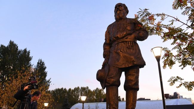 Памятник писателю Льву Толстому на территории МГИМО МИД России Памятник писателю Льву Толстому на территории МГИМО МИД России
