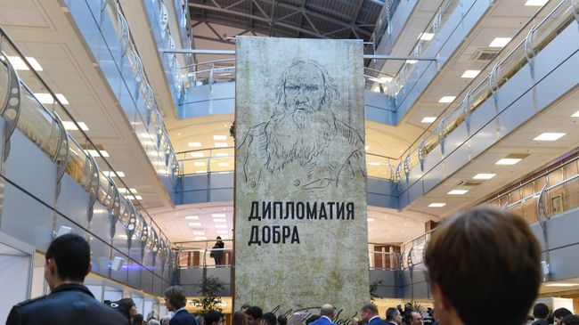 На церемонии открытия памятника писателю Льву Толстому на территории МГИМО МИД России ( На церемонии открытия памятника писателю Льву Толстому на территории МГИМО МИД России (