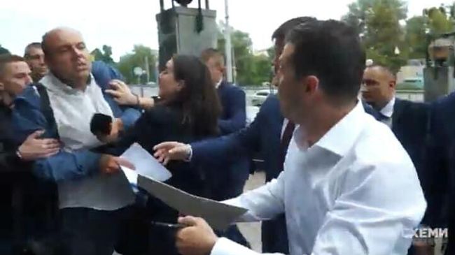 Журналист пытается задать вопрос президенту Украины Владимиру Зеленскому Журналист пытается задать вопрос президенту Украины Владимиру Зеленскому