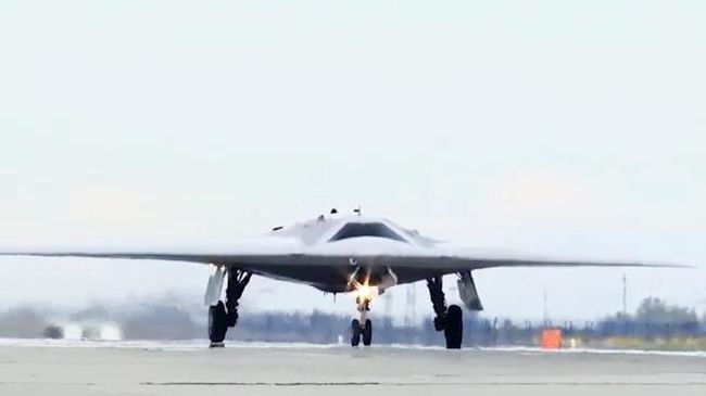 Новейший ударный беспилотник Охотник во время первого совместного полета с Су-57 Новейший ударный беспилотник Охотник во время первого совместного полета с Су-57