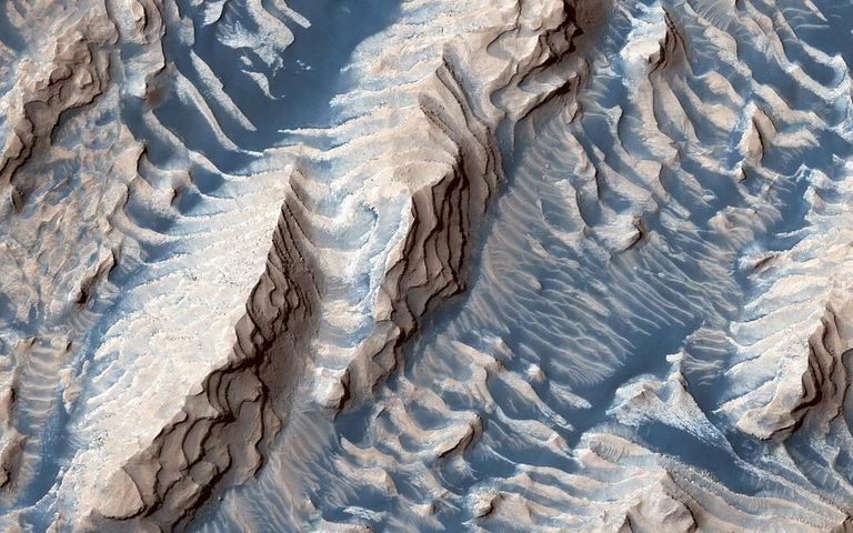 Осадочные породы и песок в кратере Danielson снятый космическим аппаратом Mars Reconnaissance Orbiter Осадочные породы и песок в кратере Danielson снятый космическим аппаратом Mars Reconnaissance Orbiter