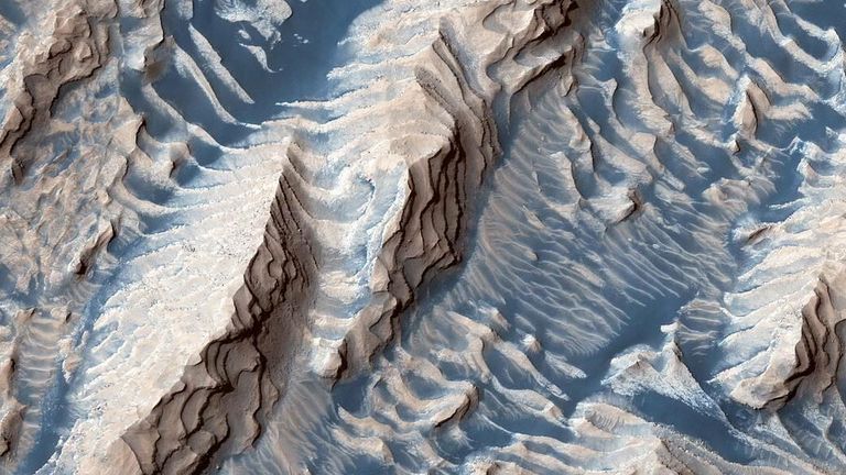 Осадочные породы и песок в кратере Danielson снятый космическим аппаратом Mars Reconnaissance Orbiter Осадочные породы и песок в кратере Danielson снятый космическим аппаратом Mars Reconnaissance Orbiter