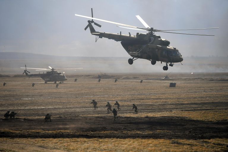 Вертолеты Ми-8 во время основного этапа стратегического командно-штабного учения Центр-2019 на полигоне Донгуз Вертолеты Ми-8 во время основного этапа стратегического командно-штабного учения Центр-2019 на полигоне Донгуз