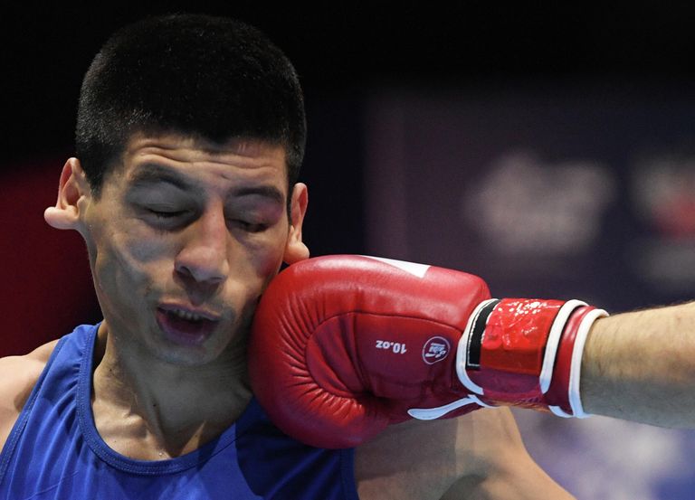 Russia Boxing WorldsБриан Арреги (Аргентина) в поединке 1/8 финала по боксу в весовой категории 63-69 кг против Бобоусмона Батурова (Узбекистан) на ХХ чемпионате мира по боксу в Екатеринбурге Russia Boxing WorldsБриан Арреги (Аргентина) в поединке 1/8 финала по боксу в весовой категории 63-69 кг против Бобоусмона Батурова (Узбекистан) на ХХ чемпионате мира по боксу в Екатеринбурге