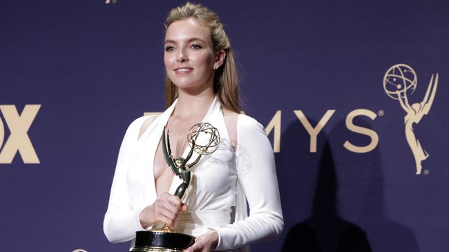 Джоди Комер с премией Emmy за лучшую женскую роль в сериале Убивая Еву