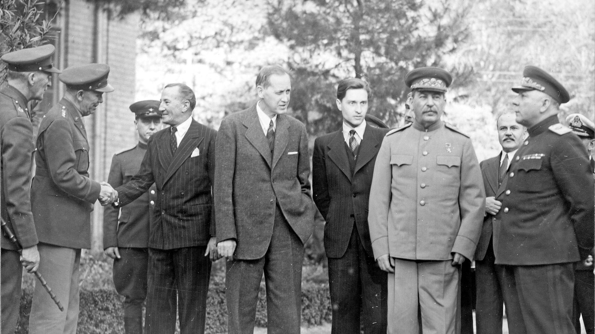 Тегеранская конференция. Иосиф Сталин с переводчиком Валентином Бережковым (второй и третий справа). 1943 год - РИА Новости, 1920, 28.11.2025