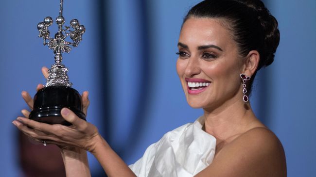 Пенелопа Крус получает премию во время 67-го Сан-Себастьянского кинофестиваля