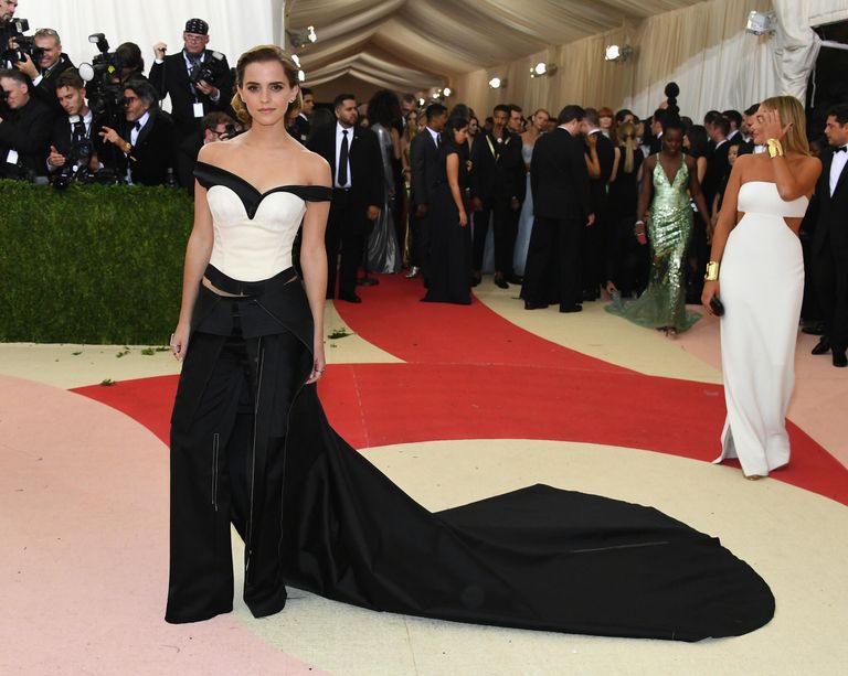 Эмма Уотсон на красной дорожке Met Gala 2016 в платье, которое сделано из переработанных пластиковых бутылок