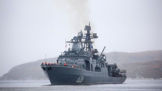Большой противолодочный корабль Вице-адмирал Кулаков во время встречи отряда боевых кораблей и судов обеспечения Северного флота, выполнившего задачи дальнего похода по морям Северного Ледовитого океана.