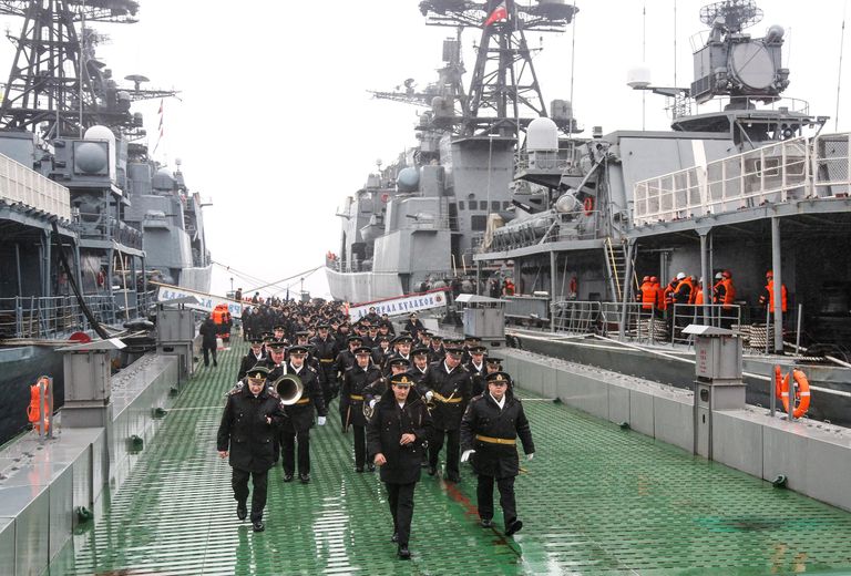 Большой противолодочный корабль Вице-адмирал Кулаков во время встречи отряда боевых кораблей и судов обеспечения Северного флота, выполнившего задачи дальнего похода по морям Северного Ледовитого океана. Большой противолодочный корабль Вице-адмирал Кулаков во время встречи отряда боевых кораблей и судов обеспечения Северного флота, выполнившего задачи дальнего похода по морям Северного Ледовитого океана.