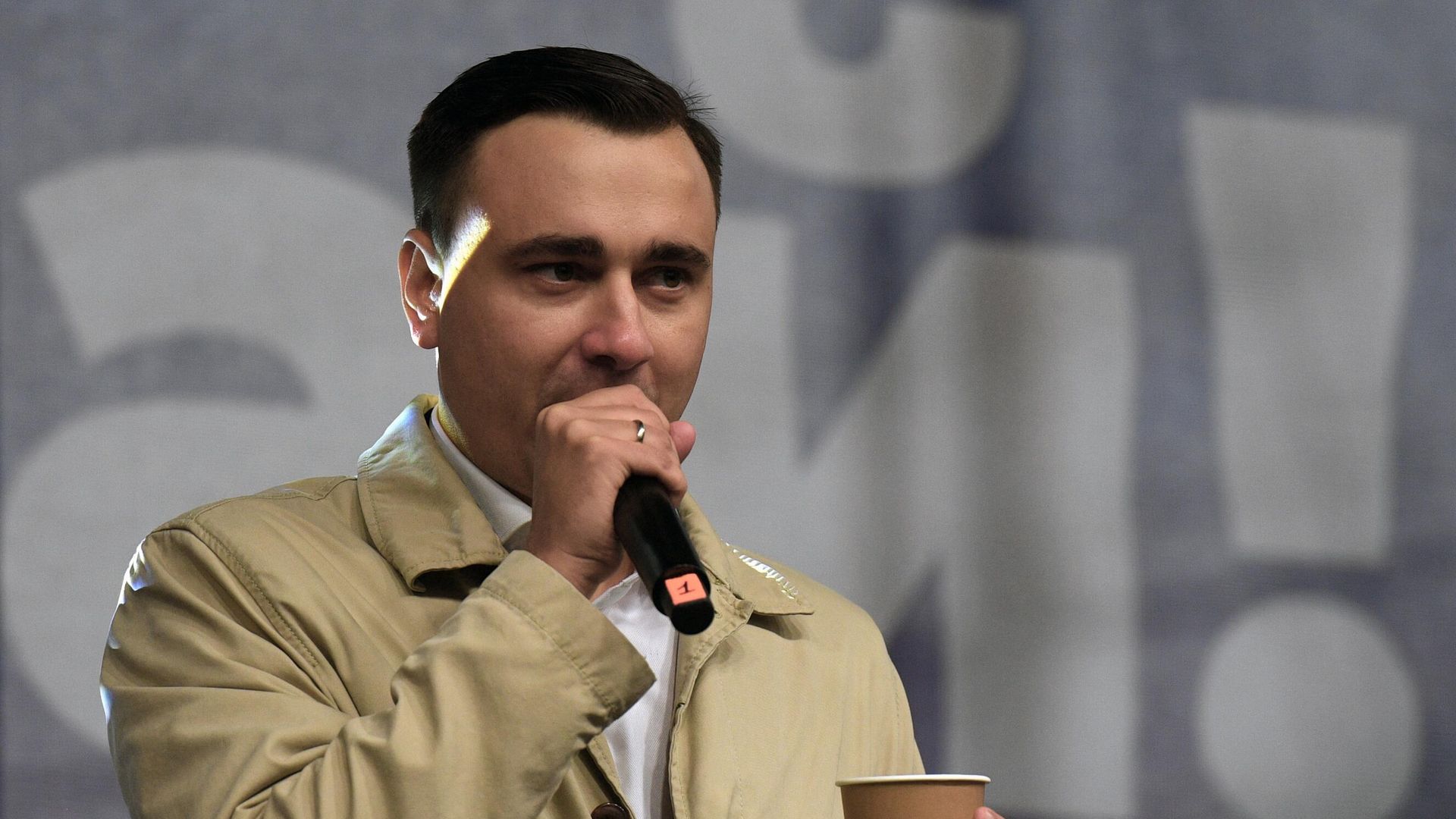 Директор Фонда борьбы с коррупцией Иван Жданов выступает на согласованном митинге в поддержку фигурантов московского дела на проспекте Академика Сахарова в Москве Директор Фонда борьбы с коррупцией Иван Жданов выступает на согласованном митинге в поддержку фигурантов московского дела на проспекте Академика Сахарова в Москве - РИА Новости, 1920, 05.11.2020