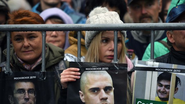Участники согласованного митинга в поддержку фигурантов московского дела на проспекте Академика Сахарова в Москве Участники согласованного митинга в поддержку фигурантов московского дела на проспекте Академика Сахарова в Москве
