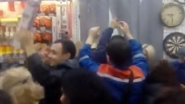 В Сети появилось видео давки покупателей в Нижнекамске из-за блендеров В Сети появилось видео давки покупателей в Нижнекамске из-за блендеров