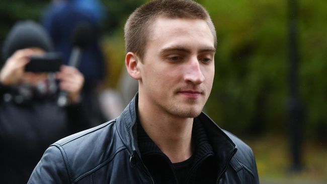 Актер Павел Устинов у здания Мосгорсуда. 30 сентября 2019 Актер Павел Устинов у здания Мосгорсуда. 30 сентября 2019