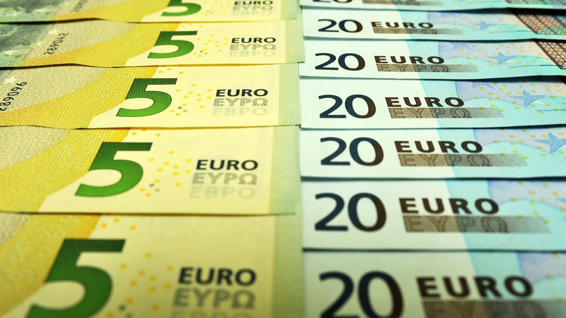 Банкноты номиналом 5 и 20 евро Банкноты номиналом 5 и 20 евро - РИА Новости, 1920, 02.09.2022