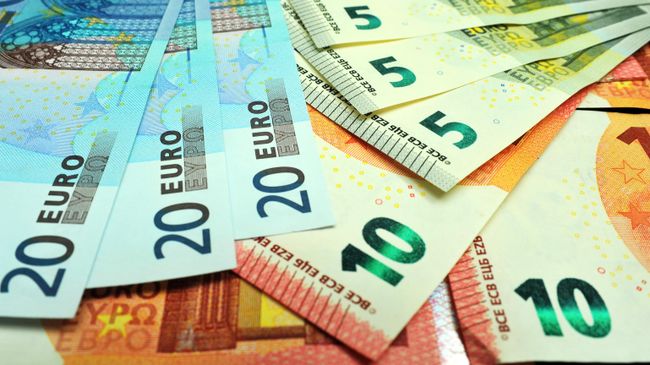 Банкноты номиналом 5, 10 и 20 евро Банкноты номиналом 5, 10 и 20 евро