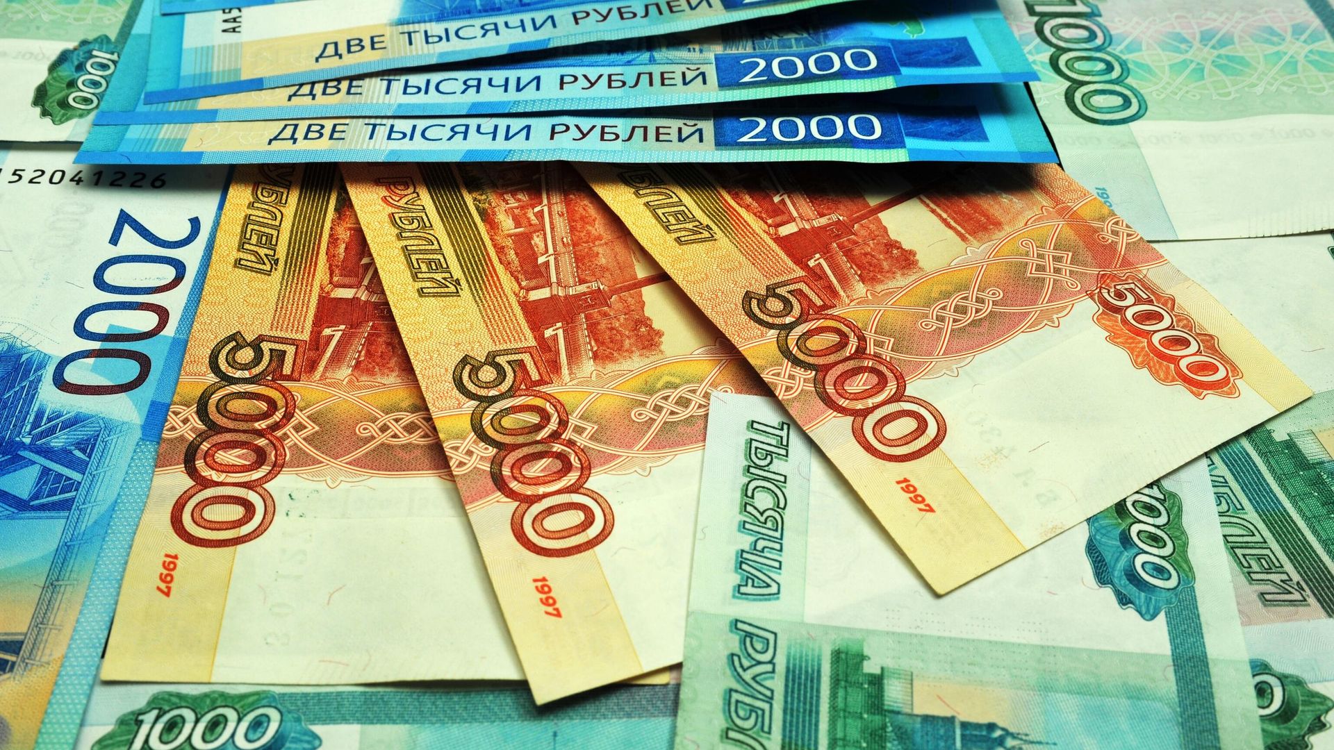 Банкноты номиналом 1000, 2000 и 5000 рублей Банкноты номиналом 1000, 2000 и 5000 рублей - РИА Новости, 1920, 24.02.2021
