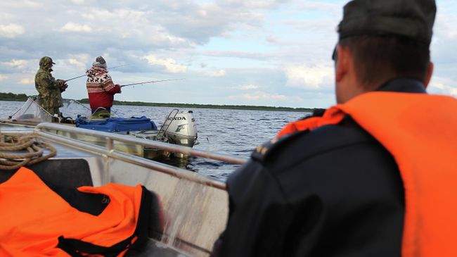 Сотрудники рыбнадзора во время рейда Сотрудники рыбнадзора во время рейда