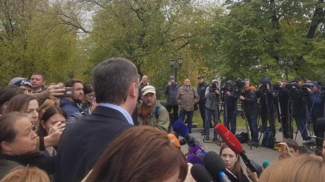 Адвокат Павла Устинова во время беседы с журналистами 