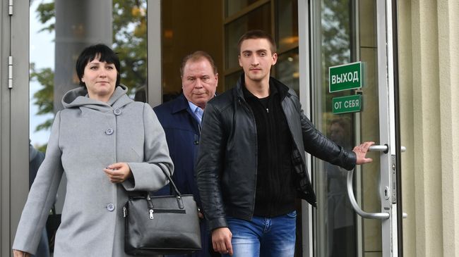 Актер Павел Устинов у здания Мосгорсуда после рассмотрения жалобы защиты на приговор Тверского суда Москвы