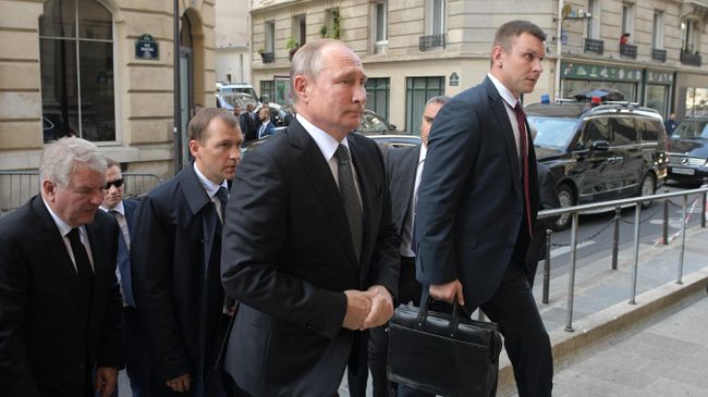 Президент РФ В. Путин перед началом траурной церемонии прощания с бывшим президентом Франции Жаком Шираком у церкви Сен-Сюльпис. 30 сентября 2019 Президент РФ В. Путин перед началом траурной церемонии прощания с бывшим президентом Франции Жаком Шираком у церкви Сен-Сюльпис. 30 сентября 2019