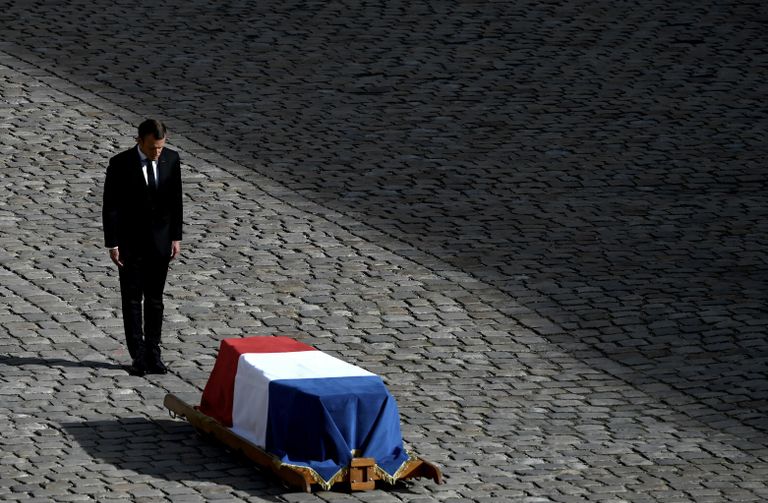 Президент Франции Эммануэль Макрон во время церемонии прощания с Жаком Шираком Президент Франции Эммануэль Макрон во время церемонии прощания с Жаком Шираком