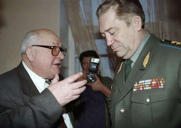 Главный конструктор завода Прогресс Дмитрий Козлов и командующий военно-космическими силами генерал Владимир Иванов
