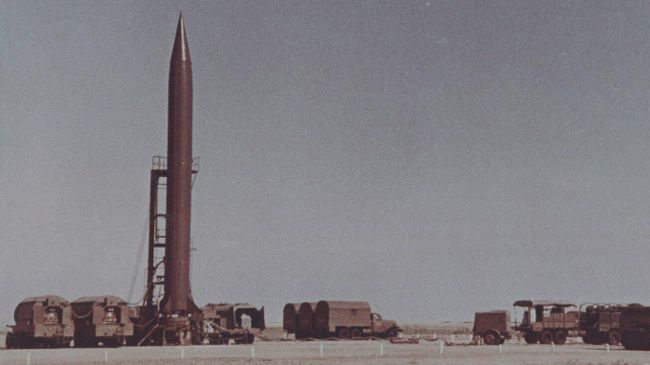 Ракетный комплекс Р-5М, принятый на вооружение 21 июня 1956 г. стал первым отечественным ракетным комплексом с ядерным боевым оснащением Ракетный комплекс Р-5М, принятый на вооружение 21 июня 1956 г. стал первым отечественным ракетным комплексом с ядерным боевым оснащением