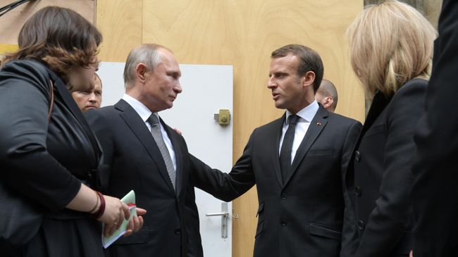 Президент России Владимир Путин и президент Франции Эммануэль Макрон на церемонии прощания с бывшим президентом Франции Жаком Шираком Президент России Владимир Путин и президент Франции Эммануэль Макрон на церемонии прощания с бывшим президентом Франции Жаком Шираком