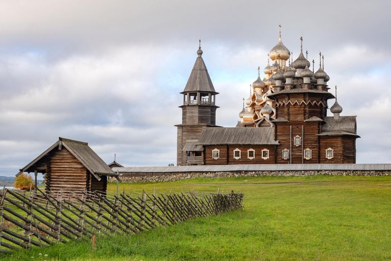 Преображенская церковь XVIII века после реставрации, церковь Покрова Пресвятой Богородицы и колокольня, входящие в состав архитектурного ансамбля Государственного историко-архитектурного музея-заповедника Кижи, на острове Кижи Онежского озера в Карелии Преображенская церковь XVIII века после реставрации, церковь Покрова Пресвятой Богородицы и колокольня, входящие в состав архитектурного ансамбля Государственного историко-архитектурного музея-заповедника Кижи, на острове Кижи Онежского озера в Карелии