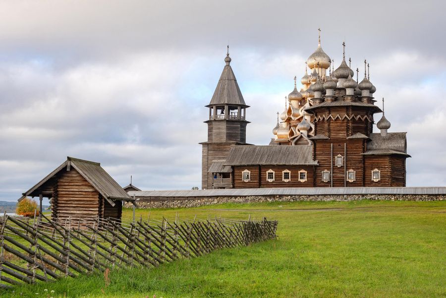 Преображенская церковь XVIII века после реставрации, церковь Покрова Пресвятой Богородицы и колокольня, входящие в состав архитектурного ансамбля Государственного историко-архитектурного музея-заповедника Кижи, на острове Кижи Онежского озера в Карелии Преображенская церковь XVIII века после реставрации, церковь Покрова Пресвятой Богородицы и колокольня, входящие в состав архитектурного ансамбля Государственного историко-архитектурного музея-заповедника Кижи, на острове Кижи Онежского озера в Карелии