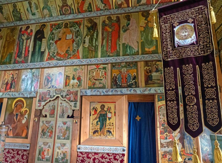 Фрагмент иконостаса церкви Покрова Пресвятой Богородицы, входящей в состав архитектурного ансамбля Государственного историко-архитектурного музея-заповедника Кижи, на острове Кижи Онежского озера в Карелии Фрагмент иконостаса церкви Покрова Пресвятой Богородицы, входящей в состав архитектурного ансамбля Государственного историко-архитектурного музея-заповедника Кижи, на острове Кижи Онежского озера в Карелии