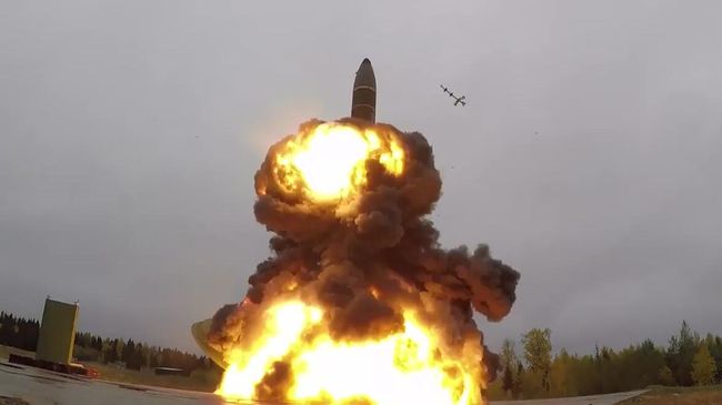 Учебно-боевой пуск баллистической ракеты Тополь-М с космодрома Плесецк в Архангельской области. Стоп-кадр с видео, предоставленного Министерством обороны Учебно-боевой пуск баллистической ракеты Тополь-М с космодрома Плесецк в Архангельской области. Стоп-кадр с видео, предоставленного Министерством обороны