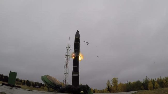 Учебно-боевой пуск баллистической ракеты Тополь-М с космодрома Плесецк Учебно-боевой пуск баллистической ракеты Тополь-М с космодрома Плесецк