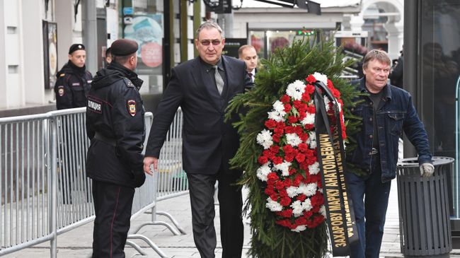 Мужчины с венком у здания театра Ленком в Москве, где проходит церемония прощания с режиссером Марком Захаровым Мужчины с венком у здания театра Ленком в Москве, где проходит церемония прощания с режиссером Марком Захаровым