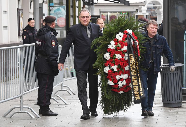 Мужчины с венком у здания театра Ленком в Москве, где проходит церемония прощания с режиссером Марком Захаровым Мужчины с венком у здания театра Ленком в Москве, где проходит церемония прощания с режиссером Марком Захаровым